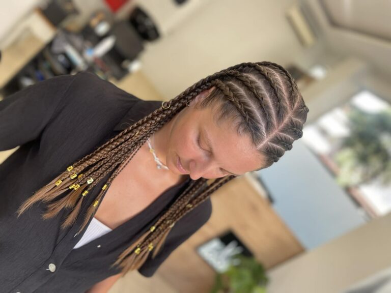 Πλεξούδες σε κομμωτήριο στην Τούμπα Θεσσαλονίκης