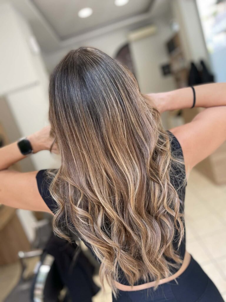 Επαγγελματική βαφή μαλλιών σε κομμωτήριο στην Τούμπα